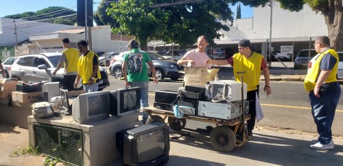 Funda&ccedil;&atilde;o Allan Kardec transforma 232,5 toneladas de lixo eletr&ocirc;nico em renda e dignidade
